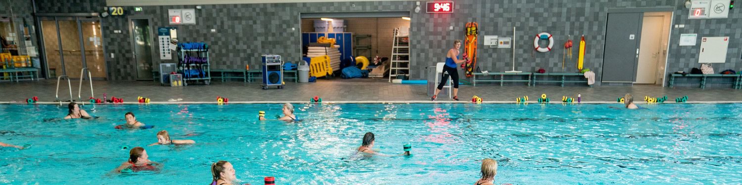 Overzichtsfoto van een groepsles Aquajoggen bij Amerena