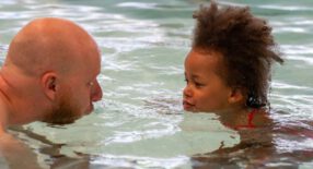 Vader en dochter spelen samen in het water