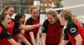 Volleybalsters van VV Wilhelmina doen yell